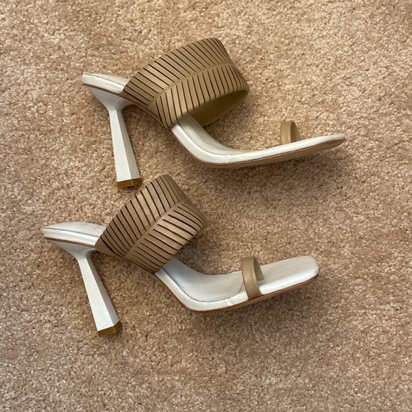 Deltan heels - size 8.5 - Picture 3 of 5